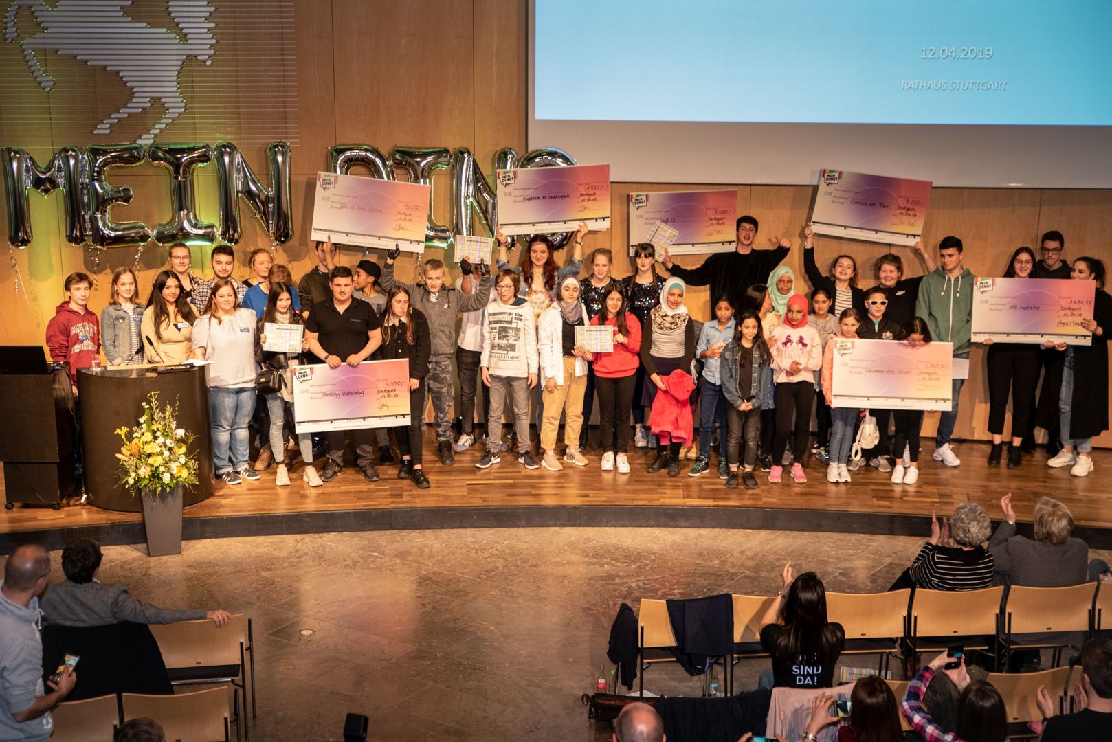 Über 150 junge Stuttgarterinnen und Stuttgarter haben bei der Vergabeveranstaltung von "Mein Ding" darüber abgestimmt, welche Jugendprojekte gefördert werden sollen. Foto: Ernst-Walter Blatt