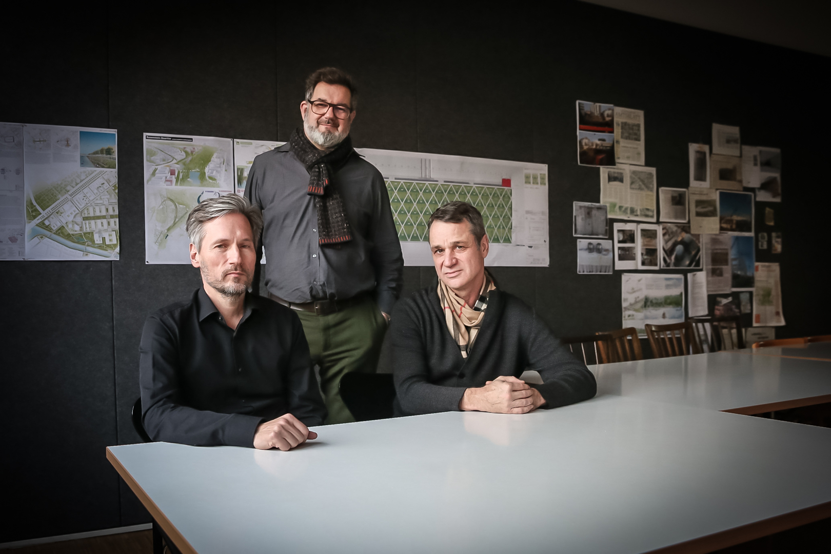 Das Team: Cem Arat und Markus Weismann von asp Architekten und Landschaftsarchitekt Jochen Koeber (v. l.). Foto: Julian Rettig